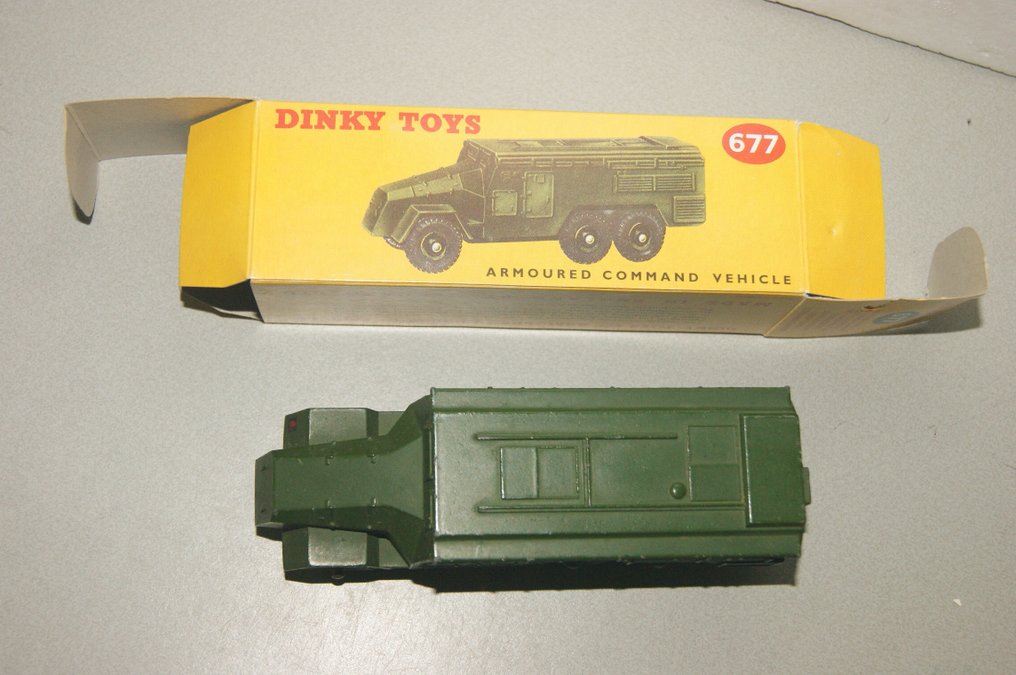 Dinky Toys - Modeller af militærkøretøj - First Issue British Army "A.E.C." Armoured Command Vehicle no.677 - 1955 - I den originale Første Udgave 'Gul' Billedkasse #2.1