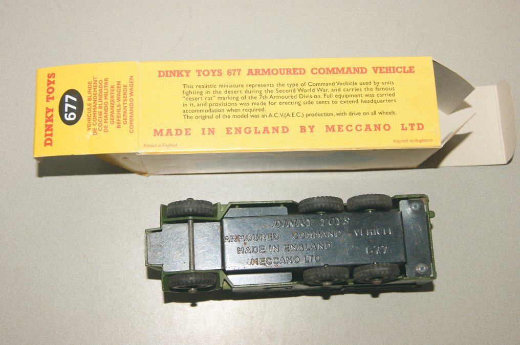 Dinky Toys - Modeller af militærkøretøj - First Issue British Army "A.E.C." Armoured Command Vehicle no.677 - 1955 - I den originale Første Udgave 'Gul' Billedkasse #1.0