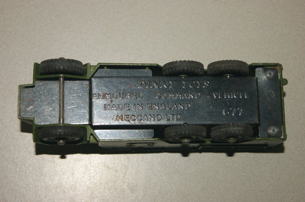Dinky Toys - Modeller af militærkøretøj - First Issue British Army "A.E.C." Armoured Command Vehicle no.677 - 1955 - I den originale Første Udgave 'Gul' Billedkasse #3.2