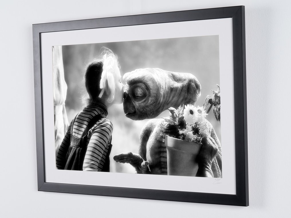 E.T. the Extra-Terrestrial (1982) - Gertie (Drew Barrymore) kisses E.T - Fine Art Photography - Luxury Wooden Framed 70X50 cm - Limited Edition Nr 09 of 50 - Serial ID 16805 - Original Certificate (COA), Hologram - 100% New. Shipping Reduction from 3 items #4.3