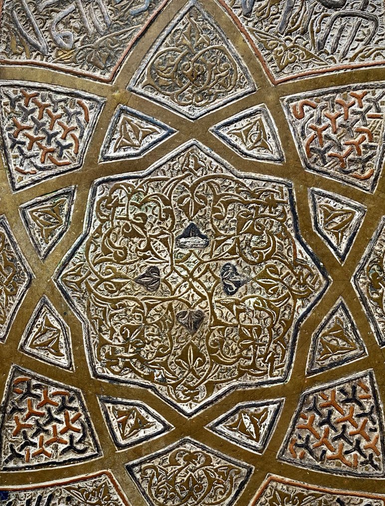 铜镶嵌铜和铜雕的开罗风格茶具套装，以及带有银色书法的铭文和铭牌。 - 黄铜, 铜, 银 - 埃及 - 19世纪至20世纪初 #3.2