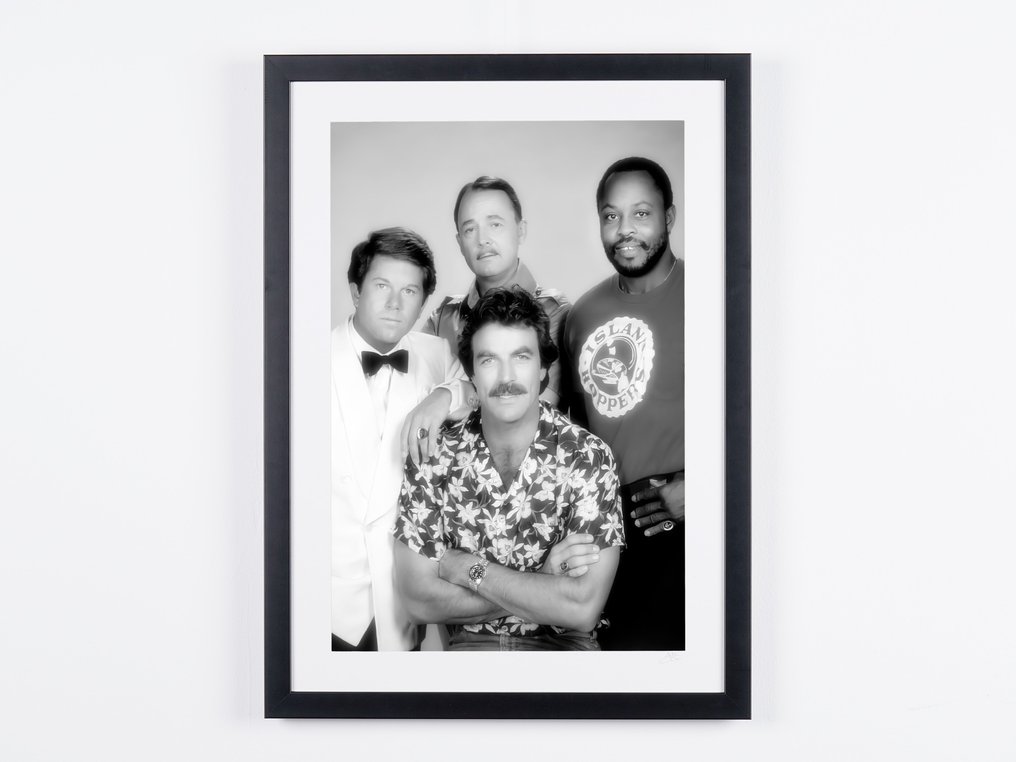 Magnum, P.I. - Classic TV (1980–1988) - Tom Selleck (Thomas Magnum) with Higgins, Rick and T.C. - Fine Art Photography - Luxury Wooden Framed 70X50 cm - Limited Edition Nr 04 of 30 - Serial ID 16738 - Original Certificate (COA), Hologram - 100% New. Shipping Reduction from 3 items #1.0