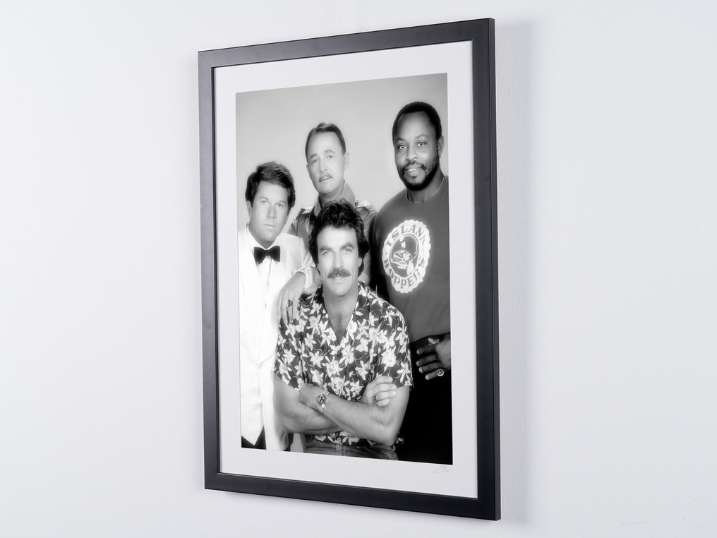Magnum, P.I. - Classic TV (1980–1988) - Tom Selleck (Thomas Magnum) with Higgins, Rick and T.C. - Fine Art Photography - Luxury Wooden Framed 70X50 cm - Limited Edition Nr 04 of 30 - Serial ID 16738 - Original Certificate (COA), Hologram - 100% New. Shipping Reduction from 3 items #3.2