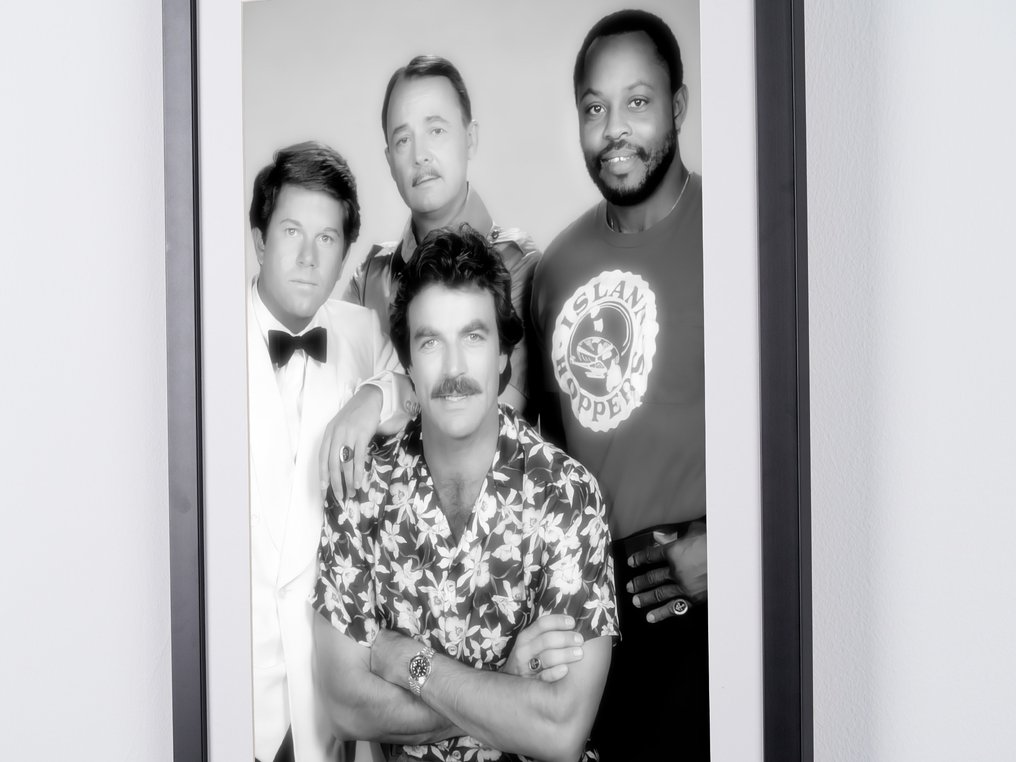 Magnum, P.I. - Classic TV (1980–1988) - Tom Selleck (Thomas Magnum) with Higgins, Rick and T.C. - Fine Art Photography - Luxury Wooden Framed 70X50 cm - Limited Edition Nr 04 of 30 - Serial ID 16738 - Original Certificate (COA), Hologram - 100% New. Shipping Reduction from 3 items #4.3