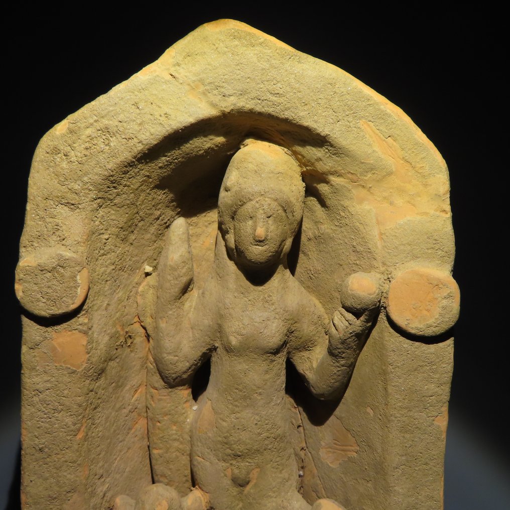 Oldtidens Hellas, mykensk Terrakotta Fin stele av kjærlighetsgudinnen Afrodite - Venus med to Eros - Amor. 27 cm H. Spansk Eksport #2.1