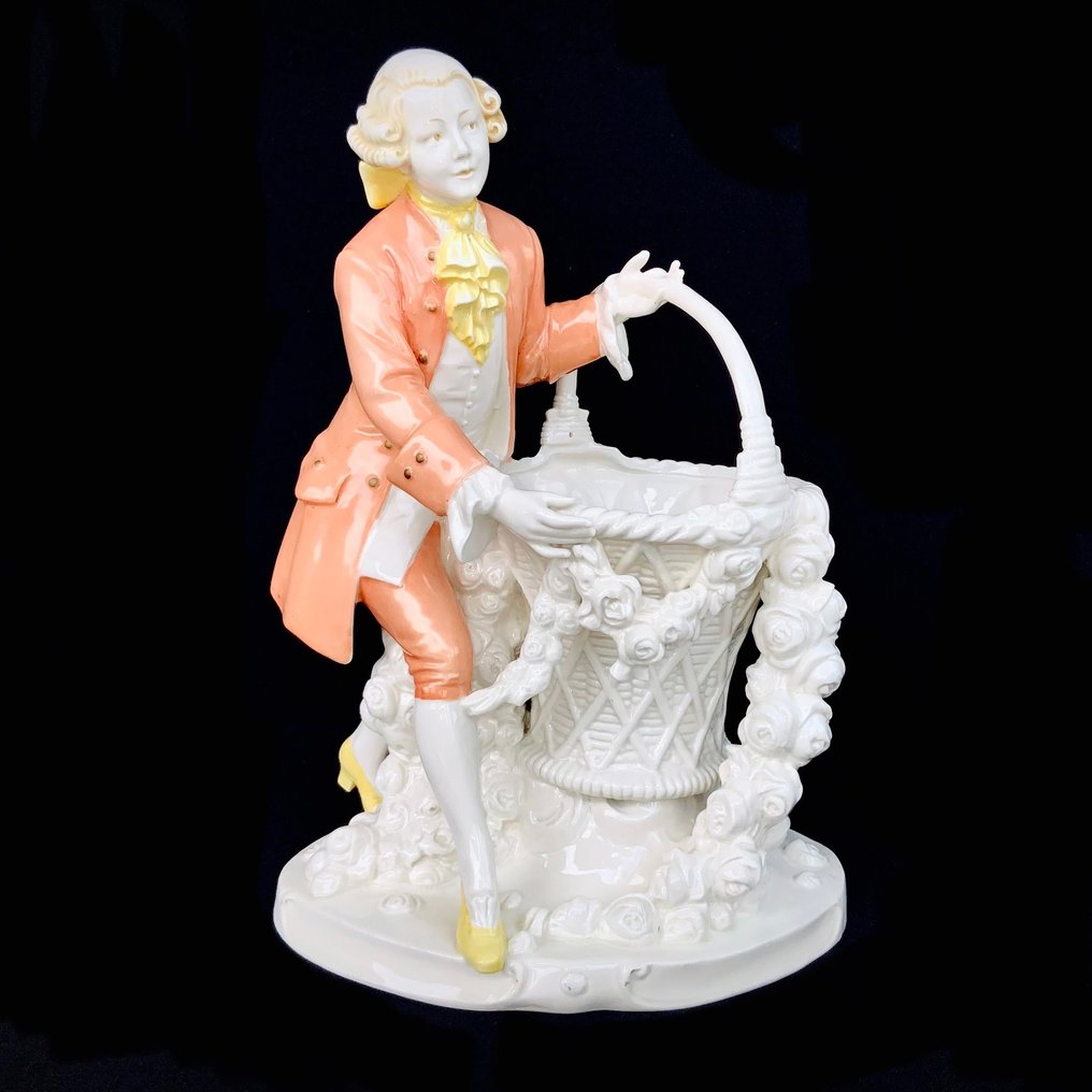 Katzhütte - Hertwig&Co - Large Statue of a Noble Man with Flower Basket (31 cm) - Figurine -  #1.1
