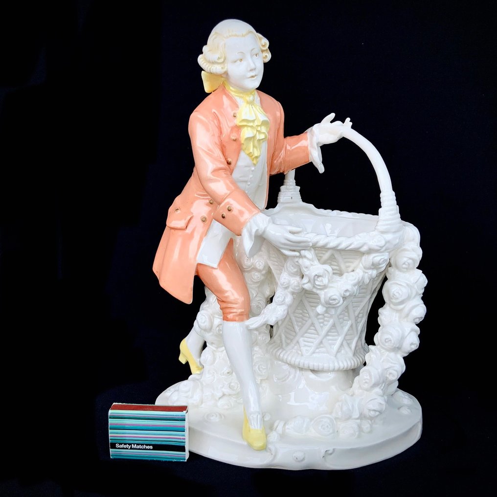 Katzhütte - Hertwig&Co - Large Statue of a Noble Man with Flower Basket (31 cm) - Figurine -  #1.2