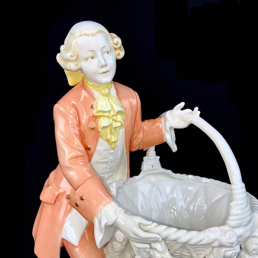 Katzhütte - Hertwig&Co - Large Statue of a Noble Man with Flower Basket (31 cm) - Figurine -  #2.1