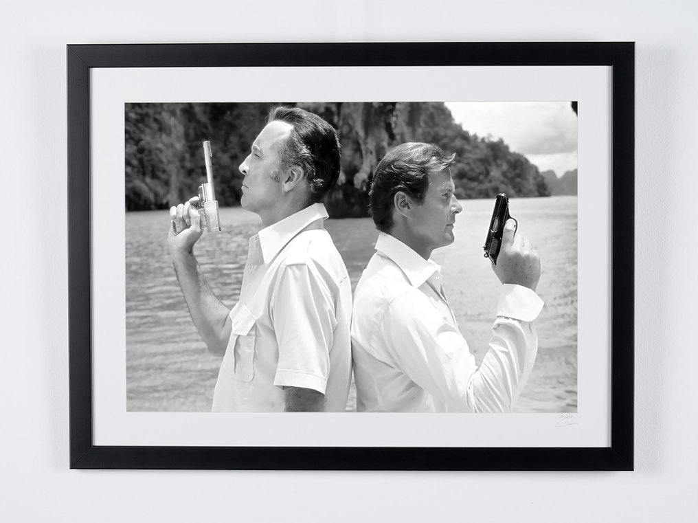 James Bond 007: The Man with the Golden Gun, Roger Moore as « James Bond 007 » & Christopher Lee «Scaramanga » - Fine Art Photography - Luxury Wooden Framed 70X50 cm - Limited Edition Nr 05 of 50 - Serial ID 16954 - Original Certificate (COA), Hologram - 100% New. Shipping Reduction from 3 items #1.0