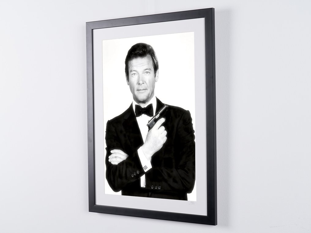 James Bond 007: For Your Eyes Only, Roger Moore as « James Bond 007 » - Fine Art Photography - Luxury Wooden Framed 70X50 cm - Limited Edition Nr 05 of 30 - Serial ID 16935 - Original Certificate (COA), Hologram - 100% New. Shipping Reduction from 3 items #3.2