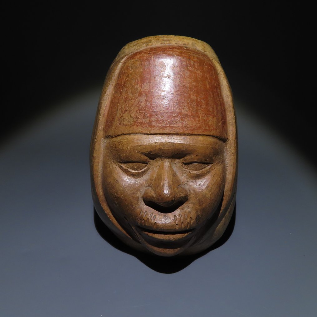 Moche, Perú Terracota Huaco con forma de cabeza humana. 200-600 d.C. 16cm. H. Con licencia de Importación española. #1.1