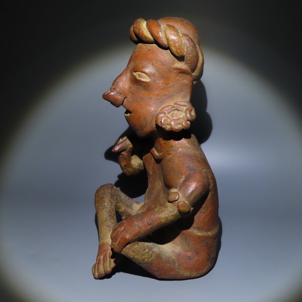 Nayarit, Mexiko Terrakotta Antropomorf figur. c. 100 f.Kr. - 250 e.Kr. 26,5 cm H. Spansk importlicens. #2.1