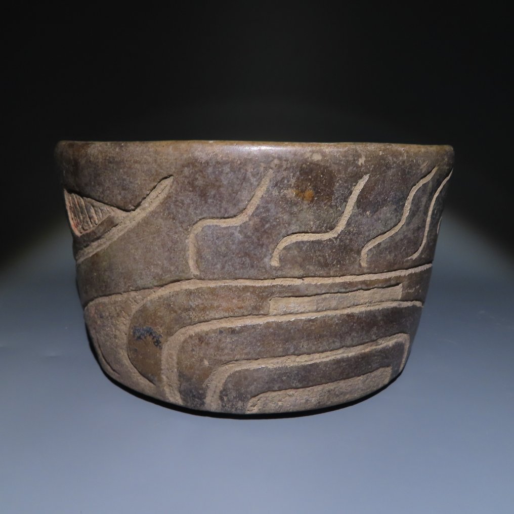 Olmeca. Meksiko Terrakotta Koristeltu alus. c. 1.200 - 900 eaa. 19,5 cm D. Espanjan tuontiluvalla. #1.1