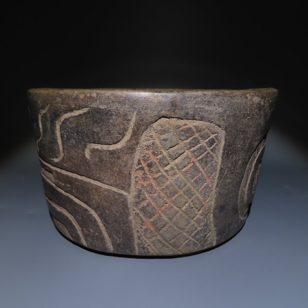 Olmeca. Meksiko Terrakotta Koristeltu alus. c. 1.200 - 900 eaa. 19,5 cm D. Espanjan tuontiluvalla. #2.1