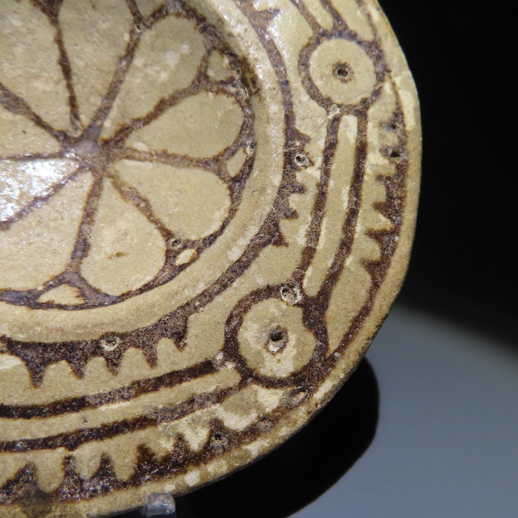 Mesopotamia Fajanse Kopp med stilisert blomsterdekor. 11 cm D. God kvalitet Sent 2. – 1. århundre f.Kr #3.1