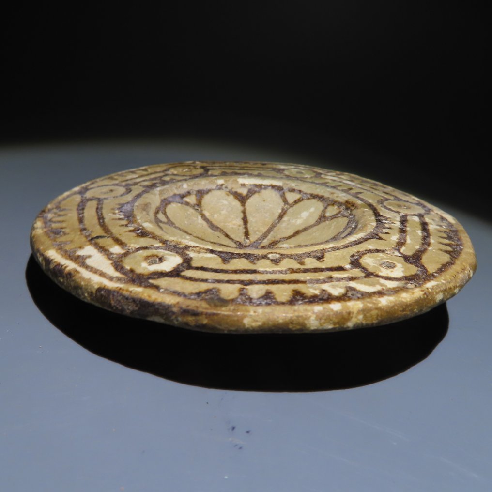 美索不达米亚 Faience 带有花卉图案装饰的杯子。直径 11 厘米。品质优良公元前 2 世纪末至公元前 1 世纪 #3.2