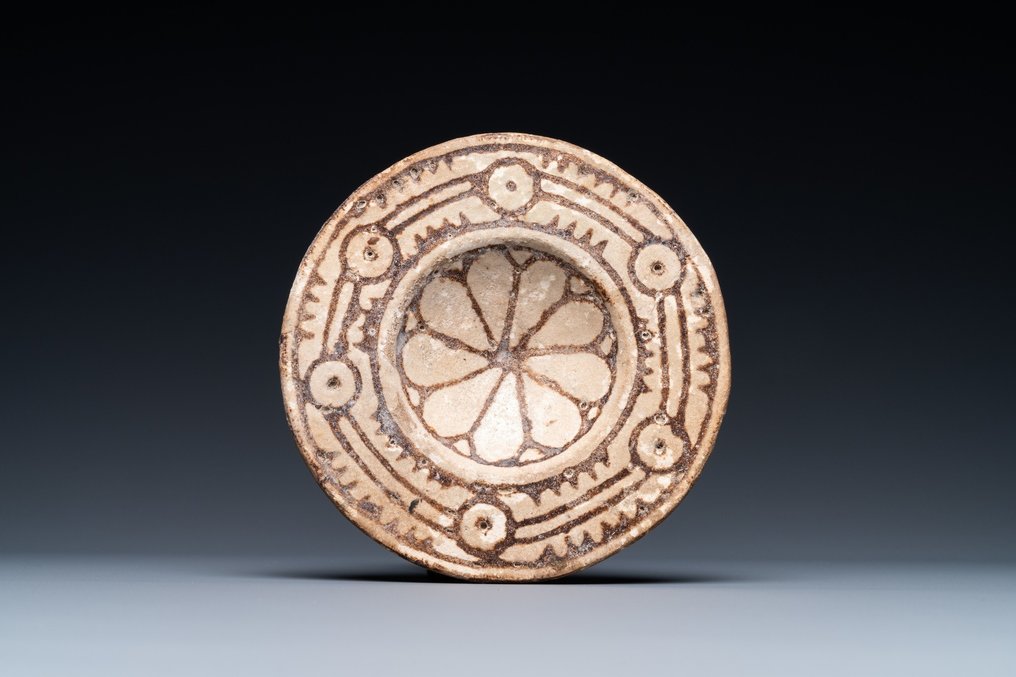 美索不达米亚 Faience 带有花卉图案装饰的杯子。直径 11 厘米。品质优良公元前 2 世纪末至公元前 1 世纪 #1.1