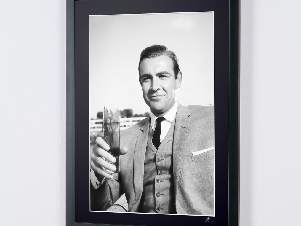 James Bond 007: Goldfinger - Sean Connery in his iconic grey suit - Fine Art Photography - Luxury Wooden Framed 70X50 cm - Limited Edition Nr 01 of 30 - Serial ID 17124 - Original Certificate (COA), Hologram Logo Editor and QR Code - 100% New items. #3.1