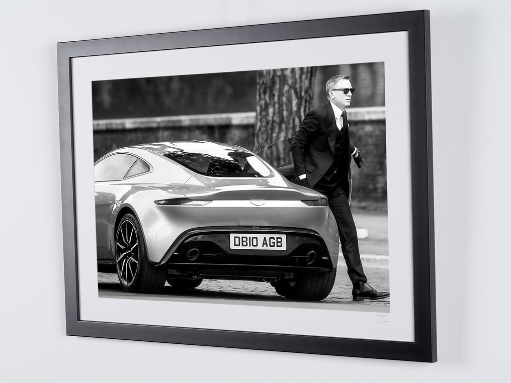 James Bond 007: Spectre, Daniel Craig and his Aston Martin DB10 - Fine Art Photography - Luxury Wooden Framed 70X50 cm - Limited Edition Nr 02 of 50 - Serial ID 17127 - Original Certificate (COA), Hologram - 100% New. Shipping Reduction from 3 items. #4.3