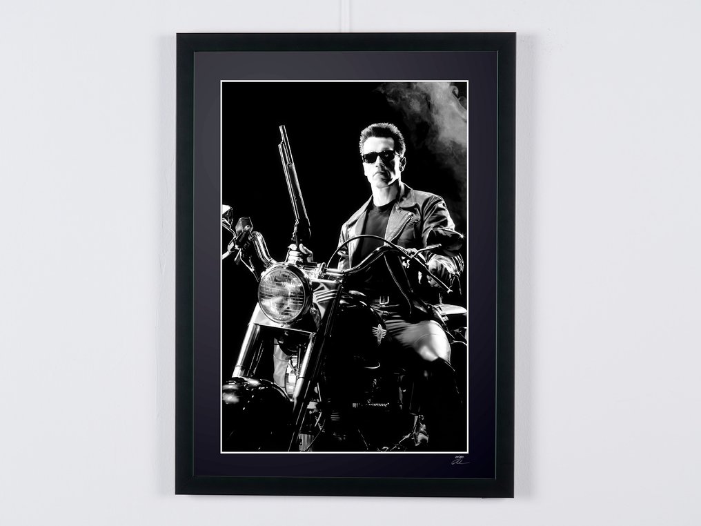 Terminator 2 Judgment Day - Arnold Schwarzenegger as "The Terminator" - Fine Art Photography - Luxury Wooden Framed 70X50 cm - Limited Edition Nr 09 of 50 - Serial ID 17138 - Original Certificate (COA), Hologram - 100% New. Shipping Reduction from 3 items #1.0