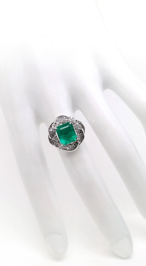 Ring Platina -  3.03ct. tw. Smaragd - Diamant #3.1