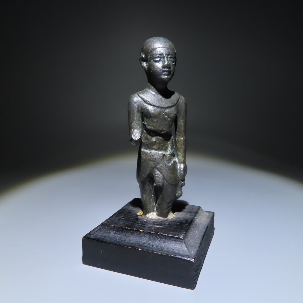Égypte ancienne Bronze Figure de prêtre avec ankh. Période tardive, 664 – 332 av. 12 cm H. #1.1