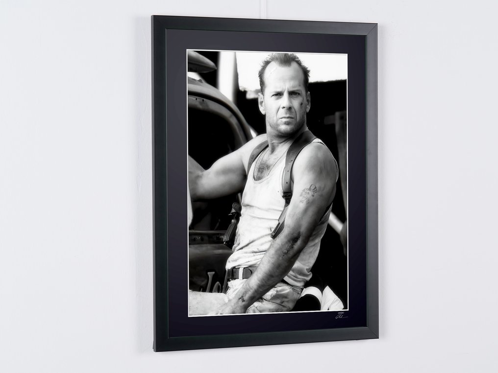 Bruce Willis as "John McClane" - Die Hard with a Vengeance (1995) - Fine Art Photography - Luxury Wooden Framed 70X50 cm - Limited Edition Nr 06 of 30 - Serial ID 16740 - Original Certificate (COA), Hologram - 100% New. Shipping Reduction from 3 items #4.3