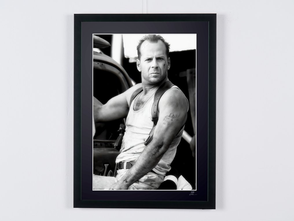 Bruce Willis as "John McClane" - Die Hard with a Vengeance (1995) - Fine Art Photography - Luxury Wooden Framed 70X50 cm - Limited Edition Nr 06 of 30 - Serial ID 16740 - Original Certificate (COA), Hologram - 100% New. Shipping Reduction from 3 items #1.0