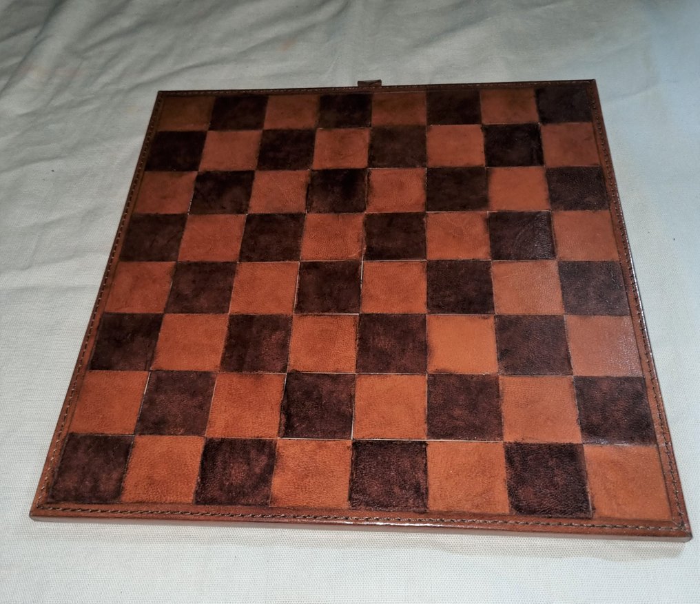 Jacques Flamant hoogwaardig schaakspel met bord in leder koffer - Chess set - Buffel leather, varnished, chrome metal #2.1