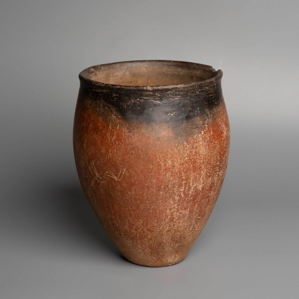 Altägyptisch Keramik Vase mit schwarzem Deckel und Markierung (Wasser)., Naqada I, 4000 - 3500 v. Chr. 19 cm hoch. #2.1