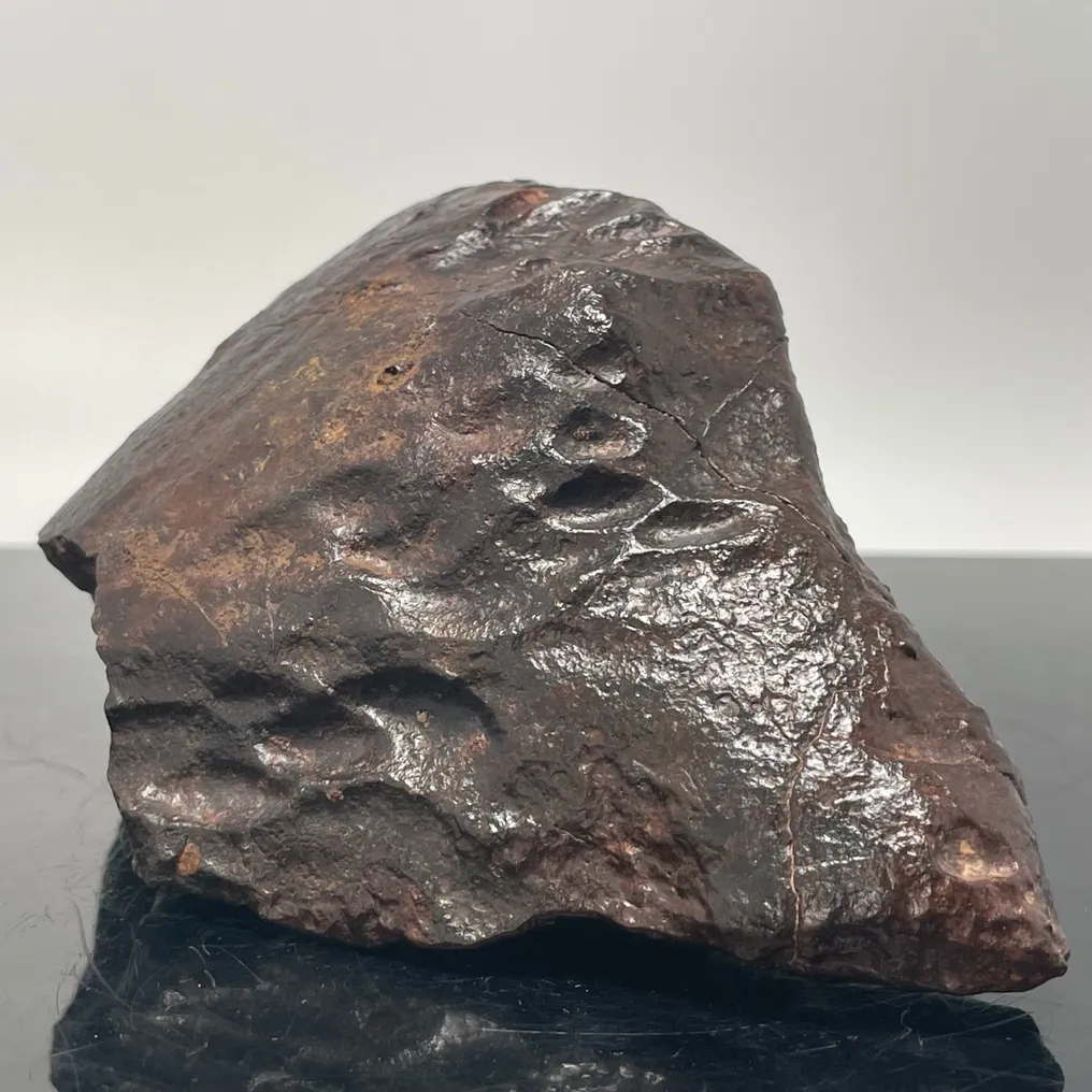 Favolosa meteorite con profonde regmaglepi scanalate Condrite NWA con crosta di fusione - 820 g #1.0