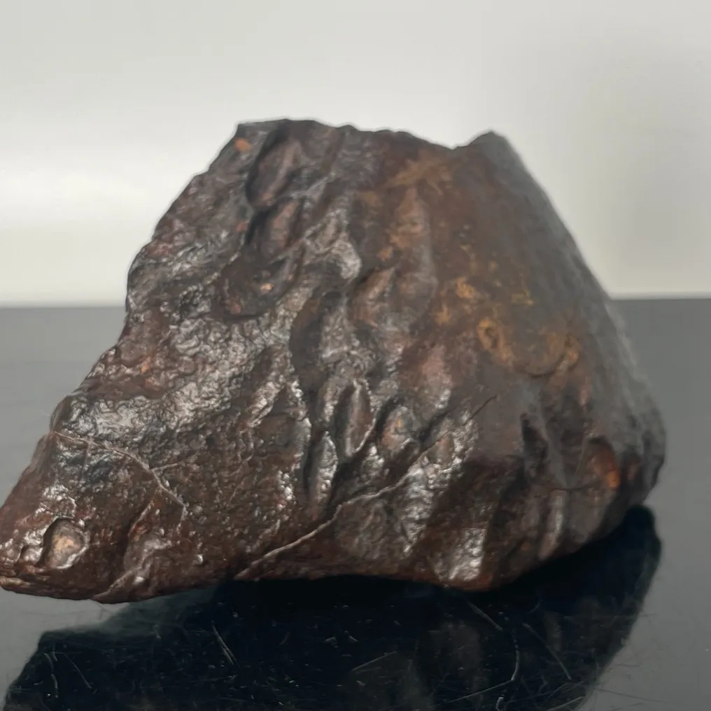 Favolosa meteorite con profonde regmaglepi scanalate Condrite NWA con crosta di fusione - 820 g #3.2