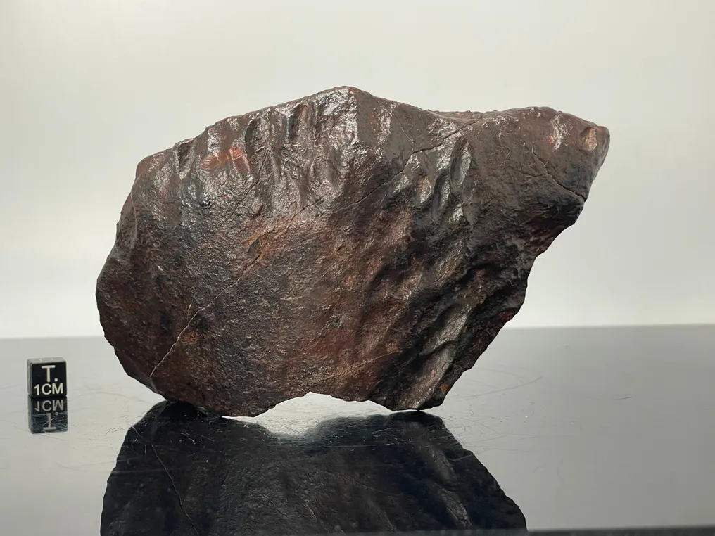 Favolosa meteorite con profonde regmaglepi scanalate Condrite NWA con crosta di fusione - 820 g #4.3