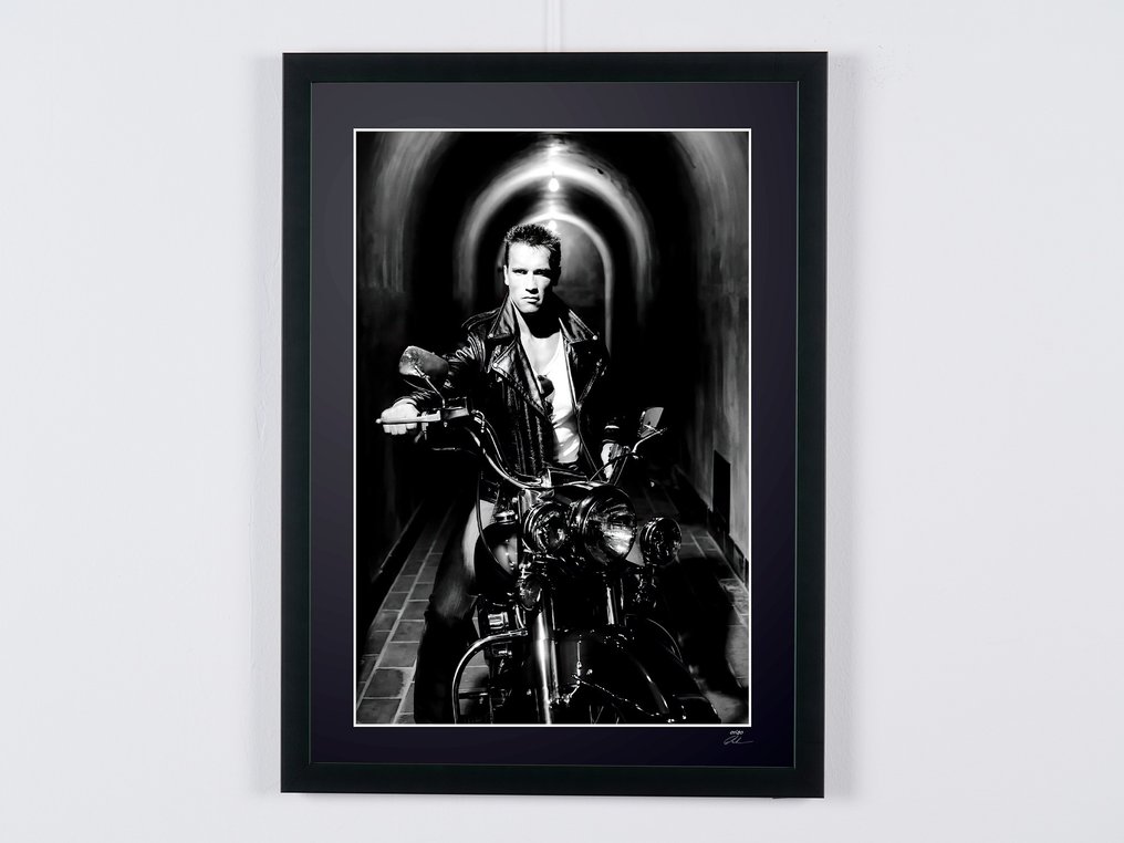 Arnold Schwarzenegger - Terminator 2 Judgment Day - Fine Art Photography - Luxury Wooden Framed 70X50 cm - Limited Edition 04 of 30 - Serial ID 20526 - Original Certificate (COA), Hologram - 100% New. Shipping Reduction from 3 items #3.2