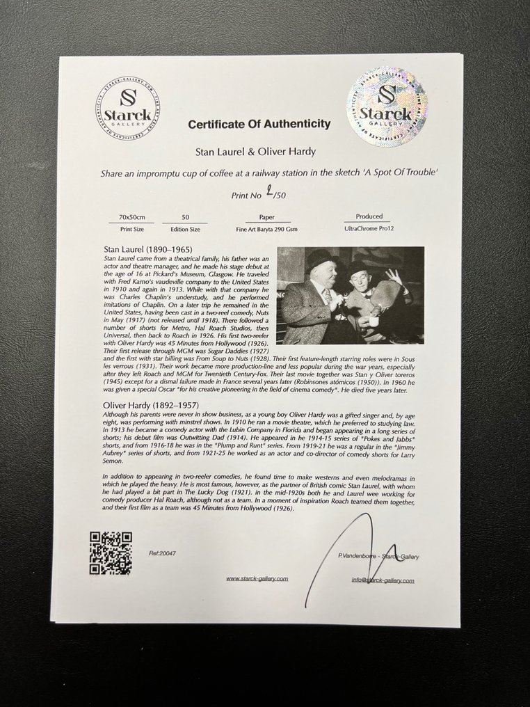 Stan Laurel & Oliver Hardy share an impromptu cup of coffee - Fine Art Photography - Luxury Wooden Frame 70X50 cm - Limited Edition 03 of 30 - Serial 20047 - Original Certificate (COA), Hologram - 100% New. Shipping Reduction from 3 items #1.0
