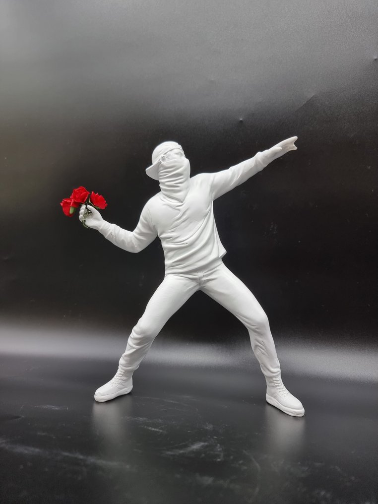 Statue, Flower Bomber - after Banksy - 21.5 cm - Resin #1.0