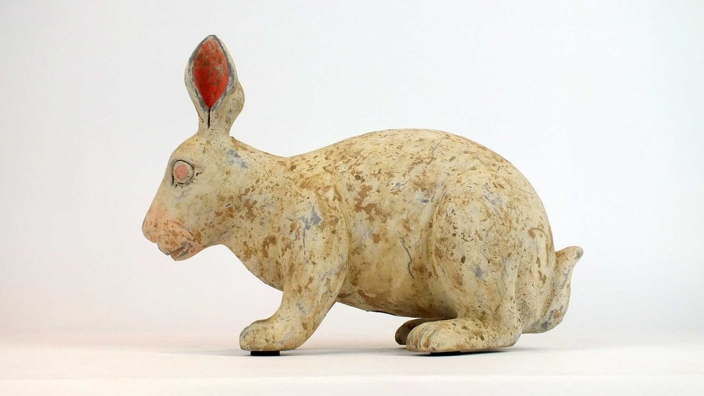 Oldtidens Kina Terrakotta, Et malt keramikk Modell av en liggende kanin - 20 cm #1.1