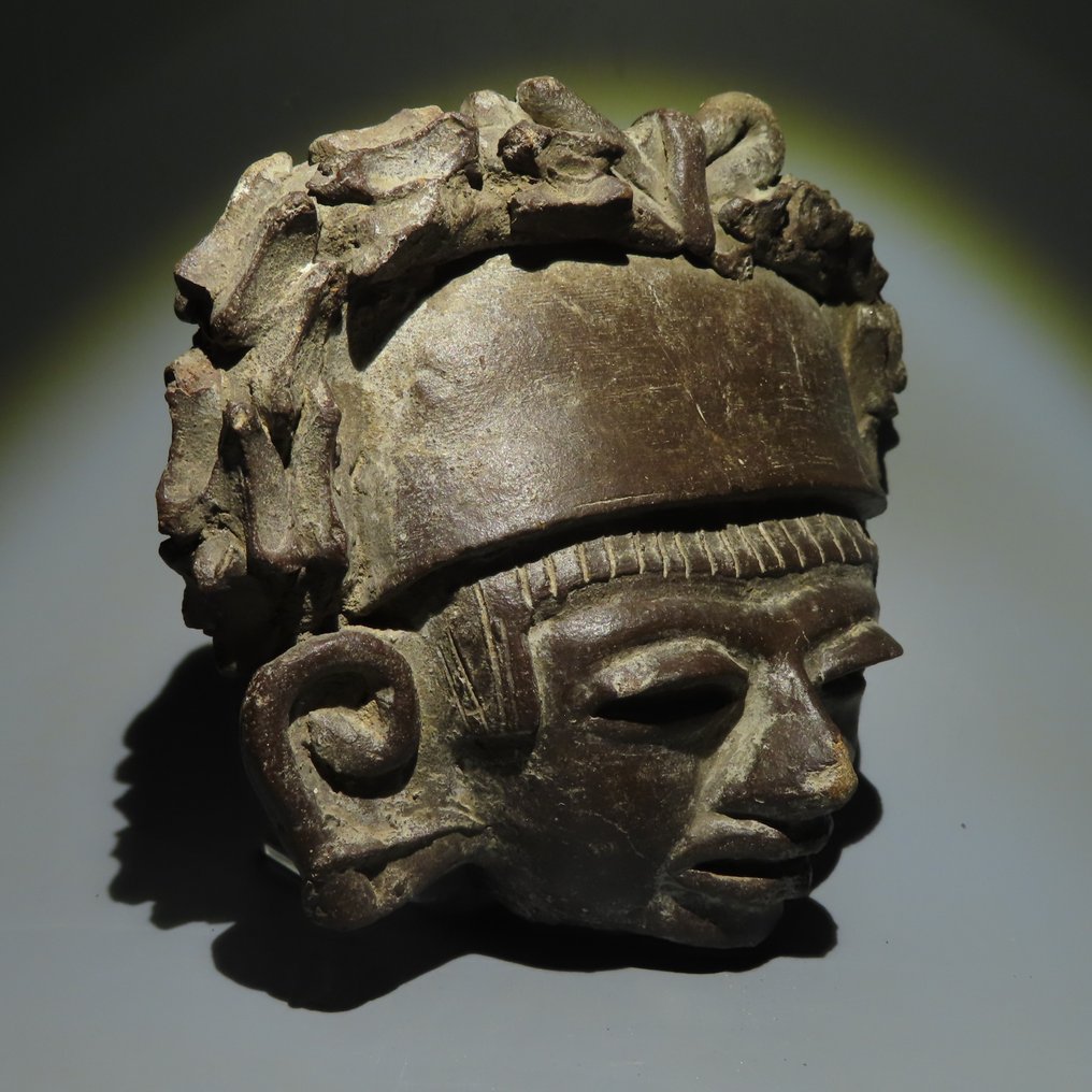 Maya Terracotta Figura di testa. 300-800 d.C. 13,5 cm. H. Con licenza di importazione spagnola. #2.1