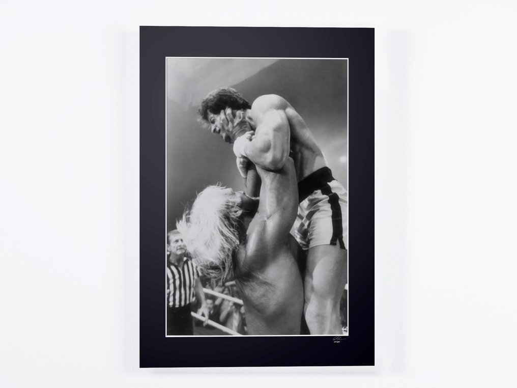 Rocky III - Sylvester Stallone (Rocky) & Hulk Hogan (Thunderlips) - Fine Art Photography - Luxury Wooden Framed 70X50 cm - Limited Edition 05 of 30 - Serial ID 30750 - Original Certificate (COA), Hologram - 100% New. Shipping Reduction from 3 items #1.0