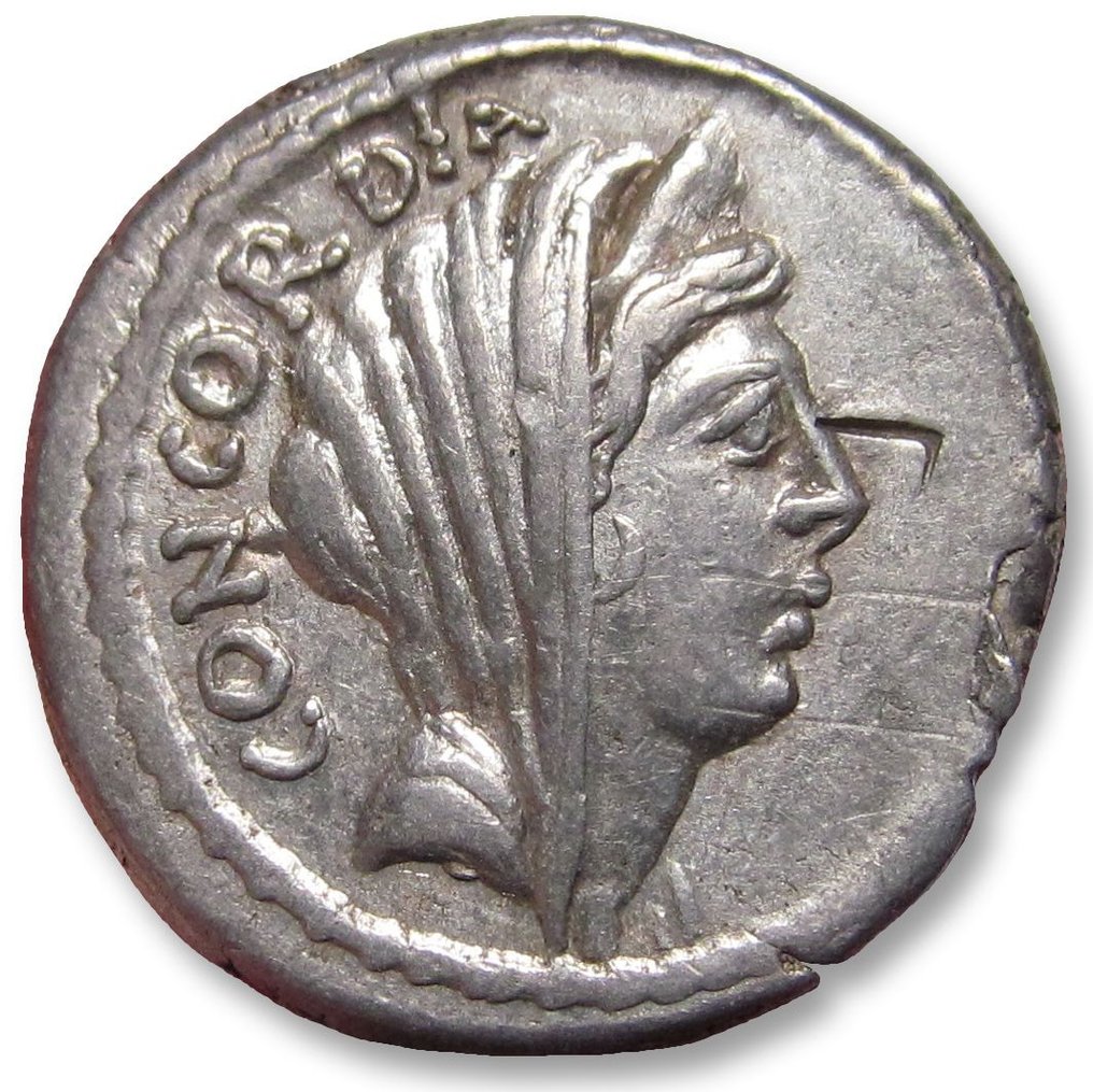 Romerska republiken. L. Mussidius Longus, 42 BC. Denarius Rome mint - Shrine of Venus Cloacina - #1.1