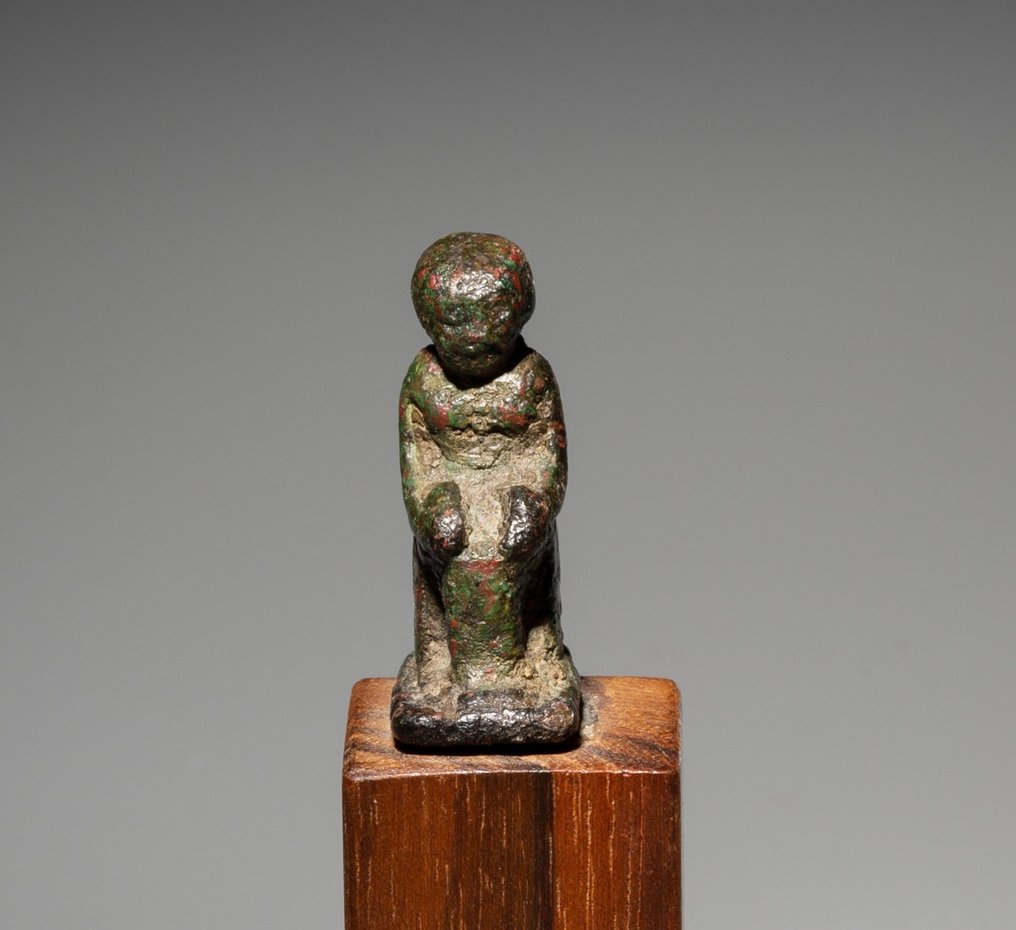 Antigo Egito, Pré-dinástico Bronze Estátua do deus Imhotep. Período Tardio, 664 - 332 AC. 2,6 cm H. #1.2