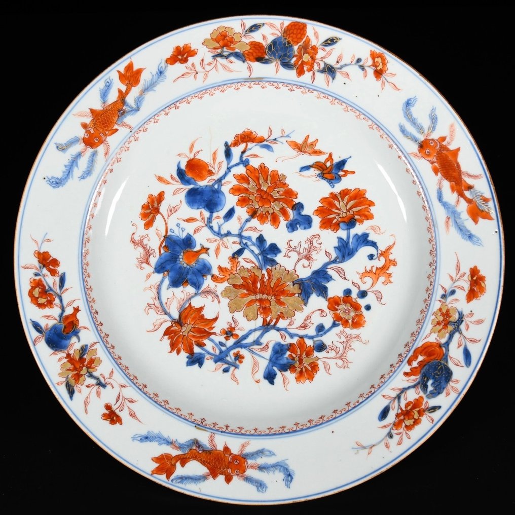 Πιάτο - Un grand plat en porcelaine à décor de carpes et de fleurs - Πορσελάνη #1.0