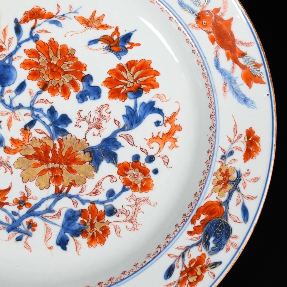 Πιάτο - Un grand plat en porcelaine à décor de carpes et de fleurs - Πορσελάνη #4.3