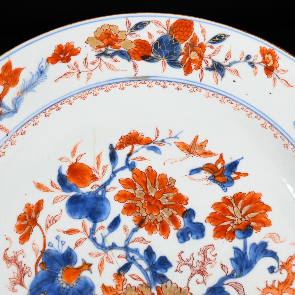 Piatto - Un grand plat en porcelaine à décor de carpes et de fleurs - Porcellana #1.2