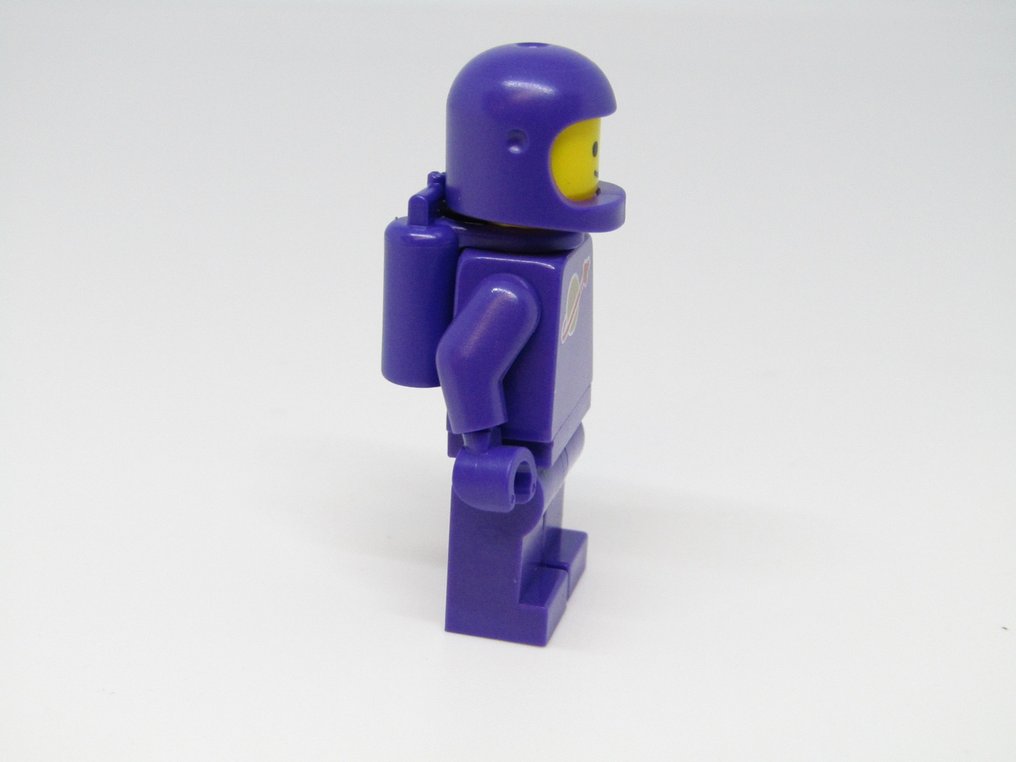 Lego - Space - classic dark purple spaceman minifigure astronaut the dreamer #2.1