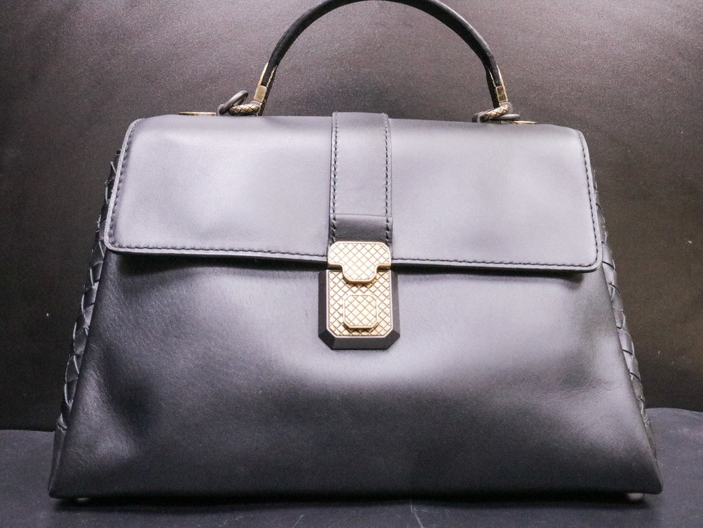 Bv piazza bag store