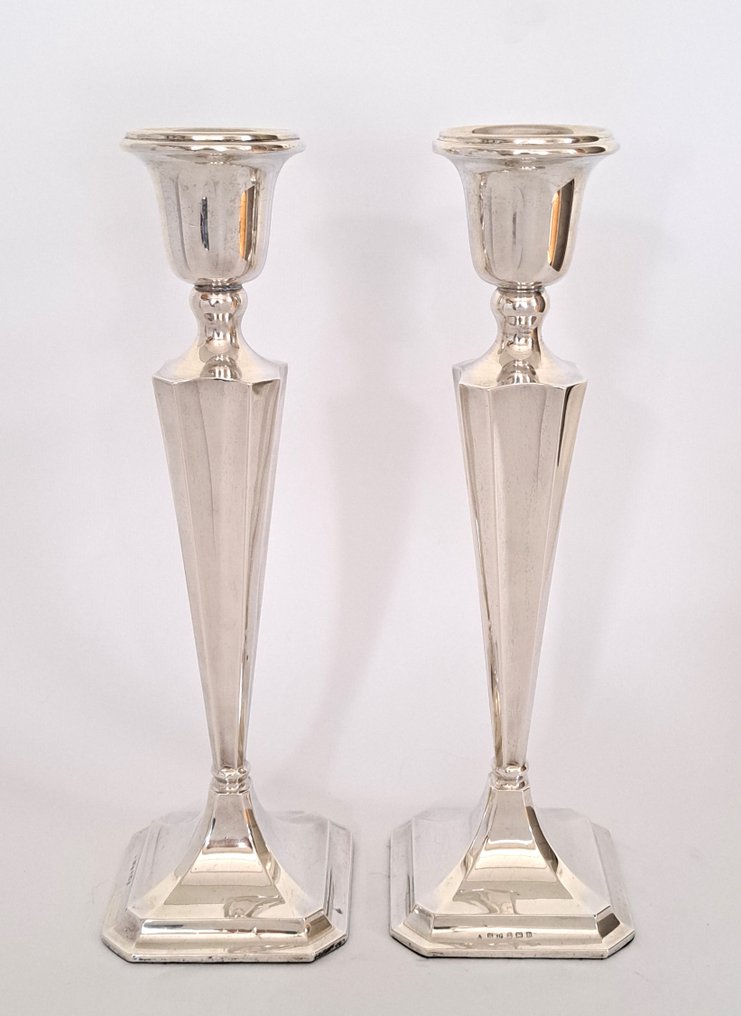 Henry Williamson Ltd. - Kerzenhalter - Set antiker hoher silberner Kerzenständer (31 cm). (2) - .925 Silber #2.1