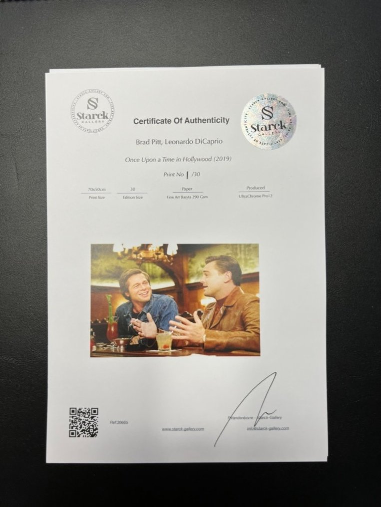 Once Upon a Time in Hollywood (2019) - Brad Pitt, Leonardo DiCaprio - Fine Art Photography - Luxury Wooden Framed 70X50 cm - Limited Edition Nr 03 of 30 - Serial ID 30665 - Original Certificate (COA), Hologram - 100% New. Shipping Reduction from 3 items #1.0