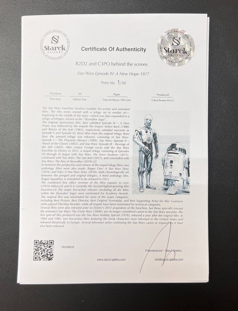 Star Wars Episode IV: A New Hope 1977 - R2D2 and C3PO behind the scenes - Fine Art Photography - Luxury Wooden Framed 70X50 cm - Limited Edition Nr 06 of 30 - Serial ID 60029 - Original Certificate (COA), Hologram - 100% New. Shipping Reduction from 3 items #1.0