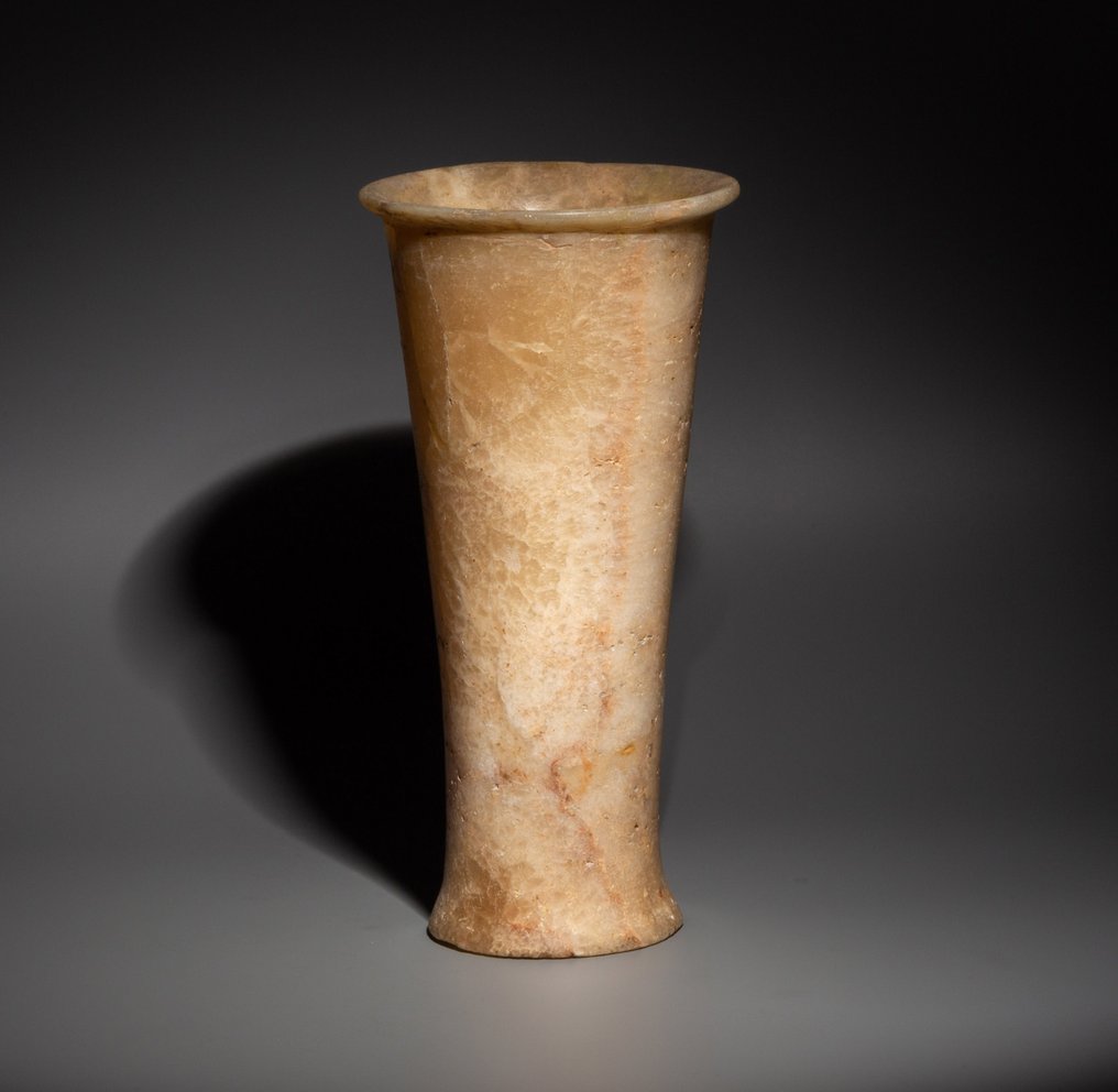 古埃及 雪花石膏 截錐形容器。中王國，西元前 1887 年 - 1750 年。 21.6 公分高。 #2.1